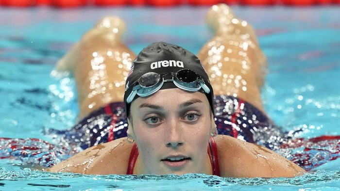Olimpiade Paris 2024 Alex Walsh of the United States, leaves the pool following the women's 200-meter individual medley semifinal at the 2024 Summer Olympics, Friday, Aug. 2, 2024, in Nanterre, France. (AP Photo/Tsvangirayi Mukwazhi)