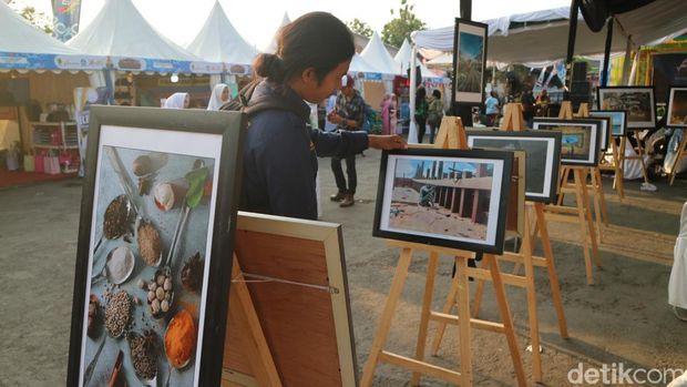 Pameran foto jejak jalur rempah yang digelar di Halaman Stadion Joyokusumo Pati, Rabu (7/8/2024).