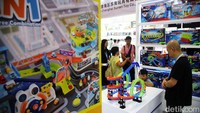 Seorang anak melihat-lihat produk mainan yang dipamerkan.  