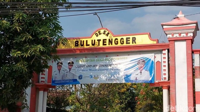 Para perajin spanduk tulis atau letter Pecel Lele di Desa Bulutengger, Lamongan.