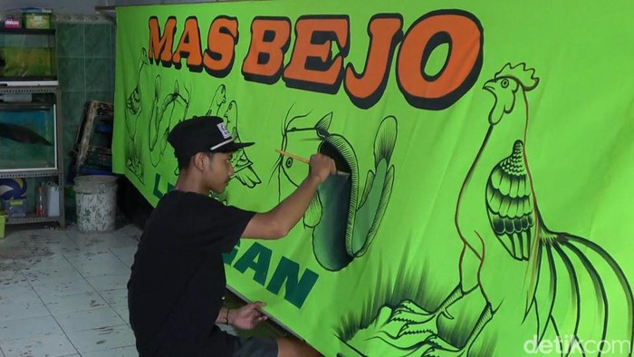 Para perajin spanduk tulis atau letter Pecel Lele di Desa Bulutengger, Lamongan.
