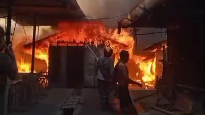 Pasar Paron Ngawi terbakar. Sebanyak 20 kios pedagang ludes dilalap si jago merah.
