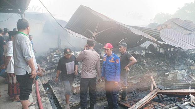 Pasar Paron Ngawi terbakar. Sebanyak 20 kios pedagang ludes dilalap si jago merah.