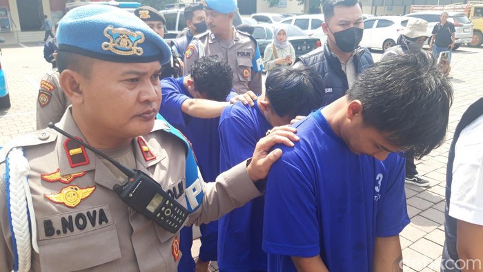 Kapolres Boyolali, AKBP Muhammad Yoga menanyai ketiga tersangka dalam konferensi pers di Mapolres Boyolali, Rabu (7/8/2024).