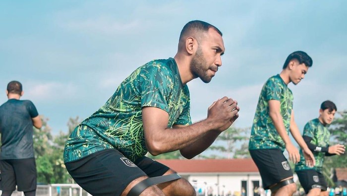 Pemain Persela Lamongan berlatih