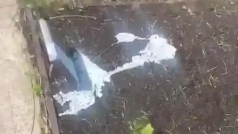 Pemakaman  muslim di Burnley, Inggris jadi sasaran vandalisme terkena tumpahan cat berwarna abu-abu
