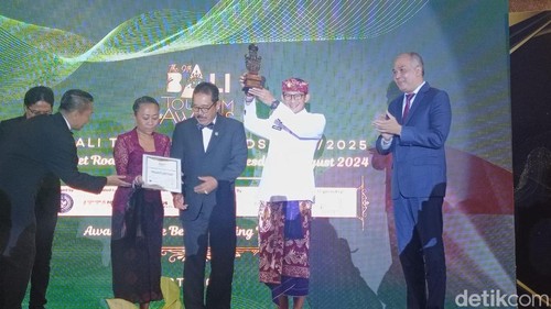 Pemberian penghargaan Bali Tourism Awards 2024, Selasa (6/8/2024) malam. (Ni Made Lastri Karsiani Putri-detikBali)