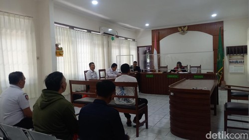 Pemilik warung makan di Kelurahan Penarukan, Buleleng, Bali, GAY, disidang di PN Singaraja, Rabu (7/8/2024) akibat menjual masakan daging anjing. (Made Wijaya Kusuma/detikBali)