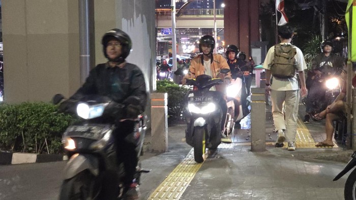 Kemacetan parah melanda Jakarta Selatan akibat kebocoran gas, memaksa pengendara motor nekat menerobos trotoar