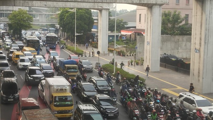 Kemacetan Pagi Jadikan Jalan MT Haryono dan UKI Cawang Lumpuh