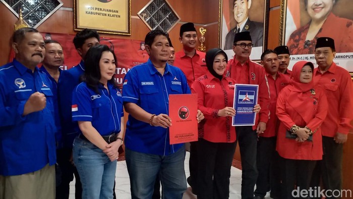 Penandatanganan nota kesepahaman (MoU) antara Ketua DPC PDIP Klaten Sri Mulyani dan Ketua DPC Demokrat Klaten One Krisnata di Kantor DPC PDIP Klaten, Rabu (7/8/2024).
