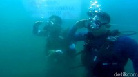 Sebelum mengibarkan di bawah air Ranu Ronggojalu dengan kedalaman 7 hingga 10 meter itu, bendera merah putih terlebih dulu dibentangkan di permukaan.