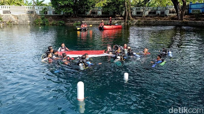 Pengibaran bendera di dasar Ranu Ronggojalu Probolinggo