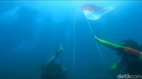 Selain Forkopimda Kota Probolinggo, pengibaran bendera merah putih di sumber air bersih Ranu Ronggojalu itu juga diikuti sejumlah penyelam dari komunitas pecinta laut, Pramuka dan anggota Tanggap Bencana (Tagana).