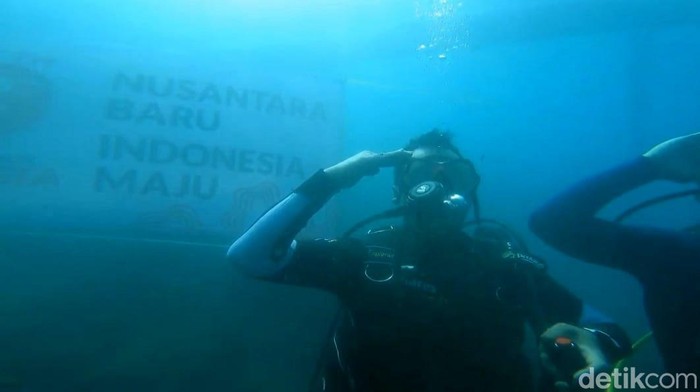 Pengibaran bendera di dasar Ranu Ronggojalu Probolinggo Pengibaran bendera di dasar Ranu Ronggojalu Probolinggo