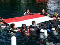 Pengibaran Bendera Merah Putih di Dasar Ranu Ronggojalu Probolinggo