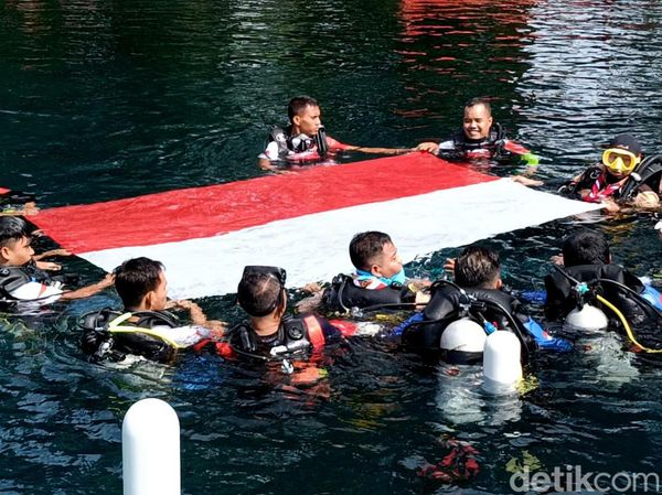 Pengibaran Bendera Merah Putih di Dasar Ranu Ronggojalu Probolinggo