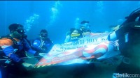 Pj Walikota Probolinggo Nurkholis mengatakan pengibaran bendera merah putih di dalam air baru pertama kali dilakukan dan merupakan pertama kali juga dirinya menyelam di air tawar