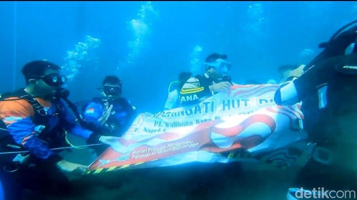 Pengibaran bendera di dasar Ranu Ronggojalu Probolinggo Pengibaran bendera di dasar Ranu Ronggojalu Probolinggo
