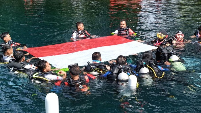 Pengibaran bendera di dasar Ranu Ronggojalu Probolinggo