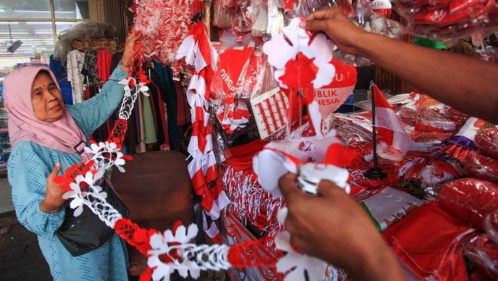 Pembeli memilih pernak-pernik hiasan HUT Republik Indonesia di Pasar Kebayoran Lama, Jakarta, Selasa (6/8/2024). Pernak-pernik hiasan bernuansa merah putih yang ramai dijual pedagang musiman tersebut permintaannya semakin meningkat terutama untuk menghias rumah, dan perkantoran menjelang perayaan HUT ke-79 Kemerdekaan RI. ANTARA FOTO/Reno Esnir