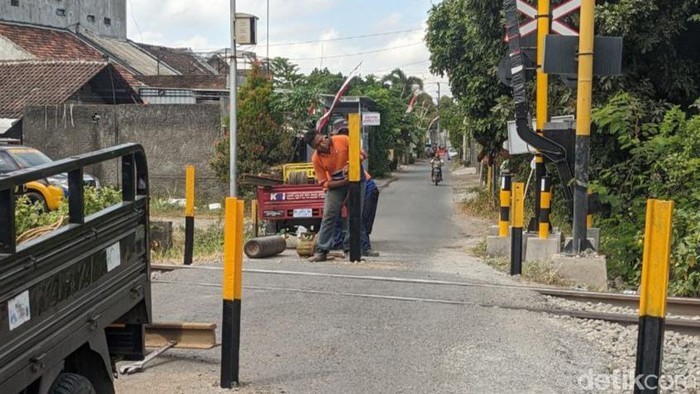 Penutupan pelintasan KA di Tulungagung oleh petugas PT KAI Daop 7 Madiun.