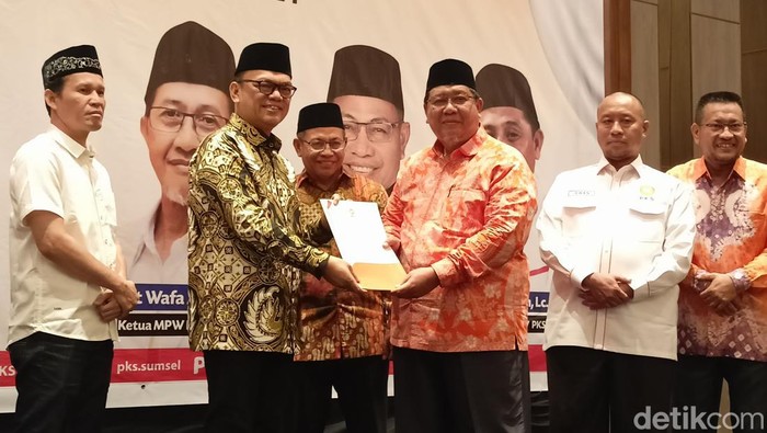 Penyerahan dukungan PKS kepada Bakacada Kabupaten Empat Lawang Joncik Muhammad