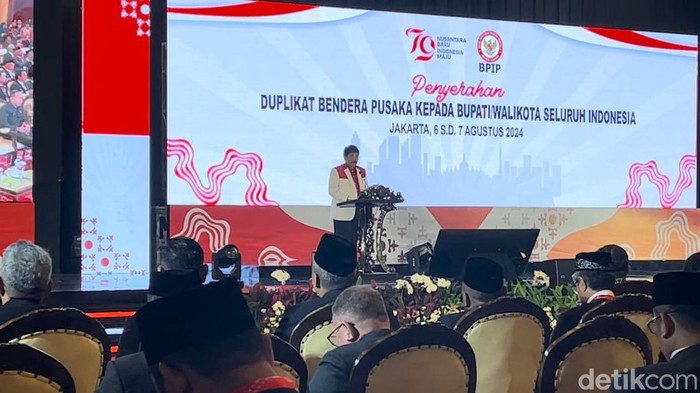 Penyerahan duplikat bendera Pusaka kepada bupati dan wali kota oleh BPIP