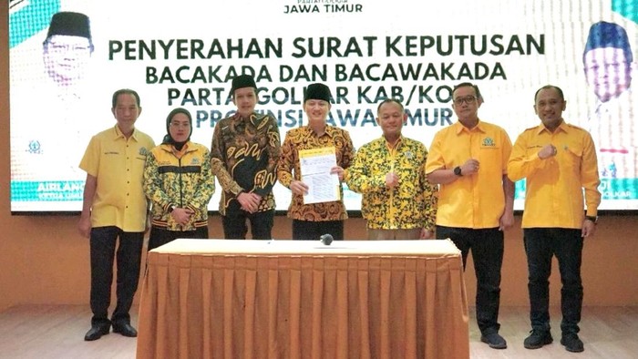 Penyerahan rekomendasi Golkar kepada pasangan calon Arifin-Syah untuk maju Pilbup Trenggalek 2024.