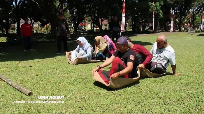 Permainan upih ngisut dari Lampung barat cocok untuk lomba 17 Agustus.