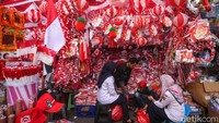 10 Hari jelang HUT RI ke-79, penjualan pernak-pernik hari kemerdekaan mulai ramai pembeli.  