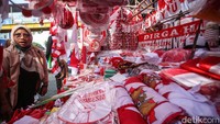 Berbagai pernak-pernik seperti bendera, kaos, umbul-umbul, lampion, topi, slinger, balon, kipas hingga ketupat bernuansa merah putih dijual.  