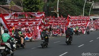 Selain di pasar para pedagang juga nampak berjualan hingga di tepi jalan.  
