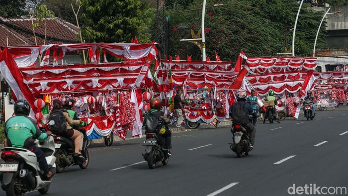 Jelang HUT RI, pernak-pernik hari kemerdekaan mulai diserbu warga. Seperti terlihat di Pasar Jatinegara, Jakarta, Rabu (7/8/2024).