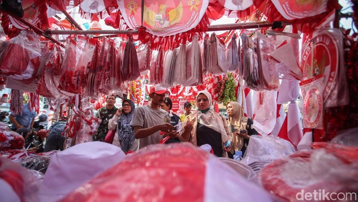 Jelang HUT RI, pernak-pernik hari kemerdekaan mulai diserbu warga. Seperti terlihat di Pasar Jatinegara, Jakarta, Rabu (7/8/2024).
