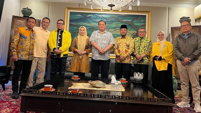 Pertemuan Ketum Golkar Airlangga Hartarto dengan Andi Sudirman Sulaiman-Fatmawati Rusdi (ASS-Fatma) terkait Pilgub Sulsel 2024.