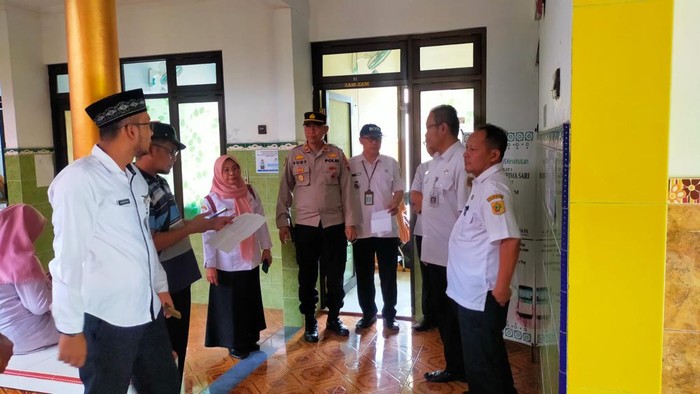 Pihak sekolah saat menjenguk siswa yang diduga keracunan di klinik di Kecamatan Jatiroto, Wonogiri, Rabu (7/8/2024).