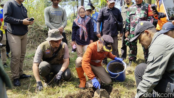 Pj Bupati Kuningan R Iip Hidajat saat peletakan batu pertama pembuatan embung di Gunung Ciremai, Rabu (7/8/2024).