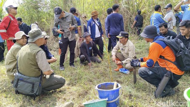 Pj Bupati Kuningan R Iip Hidajat saat peletakan batu pertama pembuatan embung di Gunung Ciremai, Rabu (7/8/2024).
