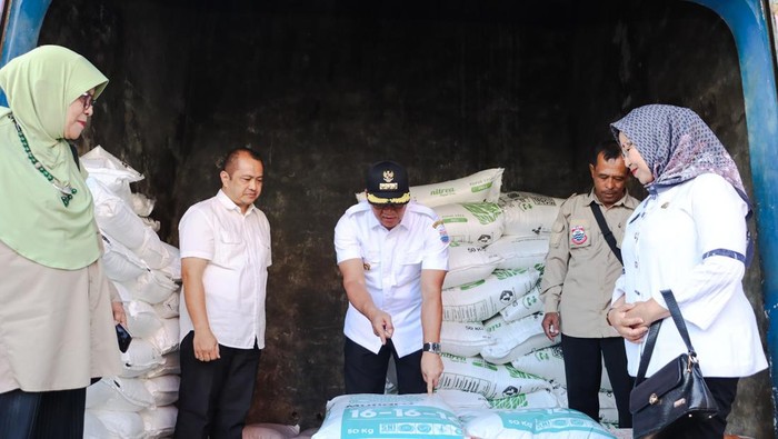 Pj Wali Kota Cimahi Dicky Saromi cek penyaluran pupuk bersubsidi