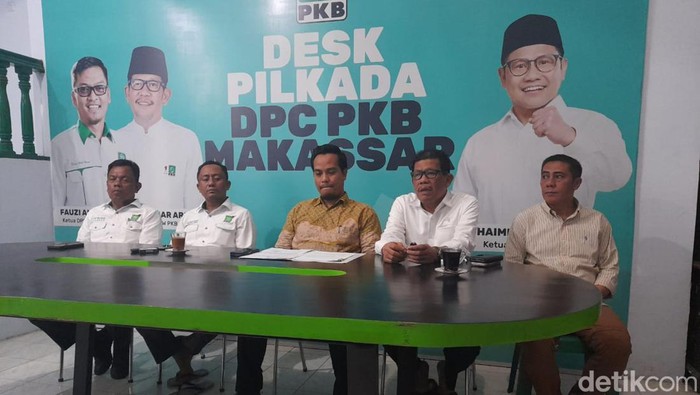 Ketua DPW PKB Sulsel, Azhar Arsyad saat konferensi pers di Kantor DPC PKB Makassar, Jalan Letjen Hertasning, Makassar, Rabu (7/8/2024).
