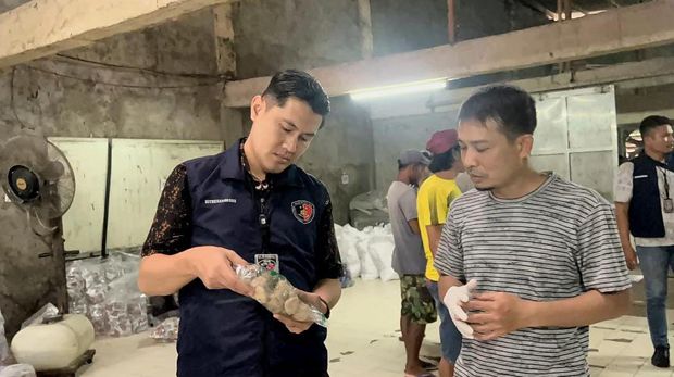 Polda Metro Jaya menggerebek pabrik bakso tak berizin di kawasan Bekasi, Jawa Barat.