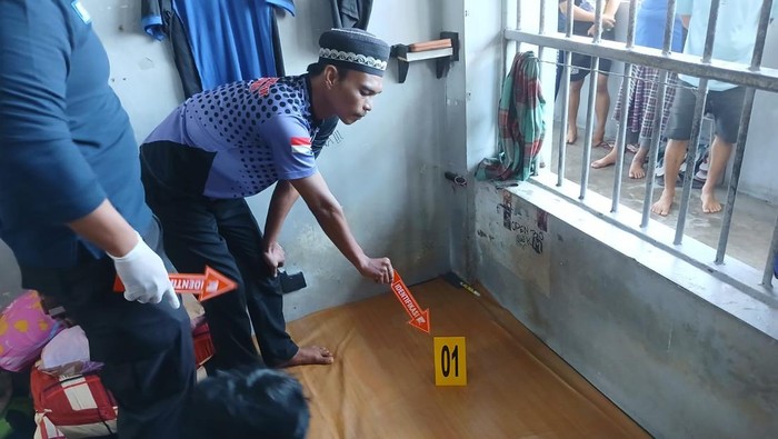 Polisi melakukan olah TKP penemuan mayat tahanan di Rutan Mamuju.
