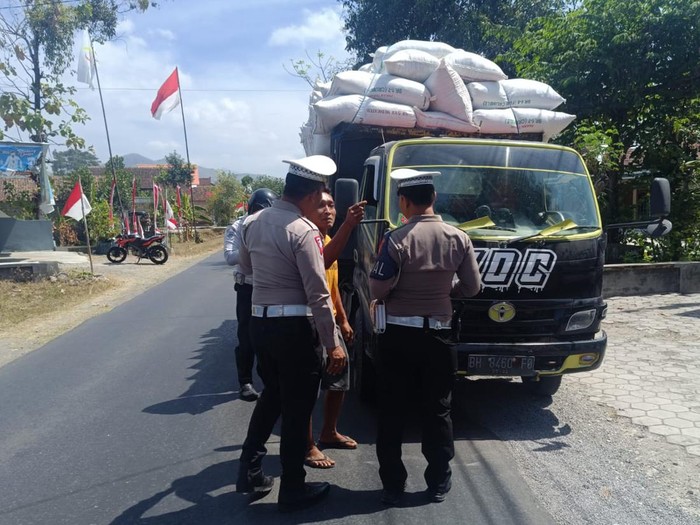 Polisi mengecek truk yang kelebihan muatan