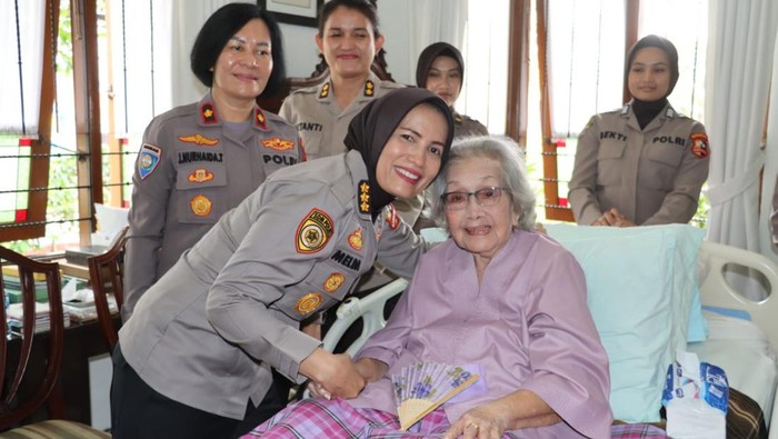 Polwan Mabes Polri dan Polda Metro Jaya melaksanakan anjangsana ke kediaman Meri Hoegeng, istri mendiang Jenderal Hoegeng Iman Santoso di Depok.