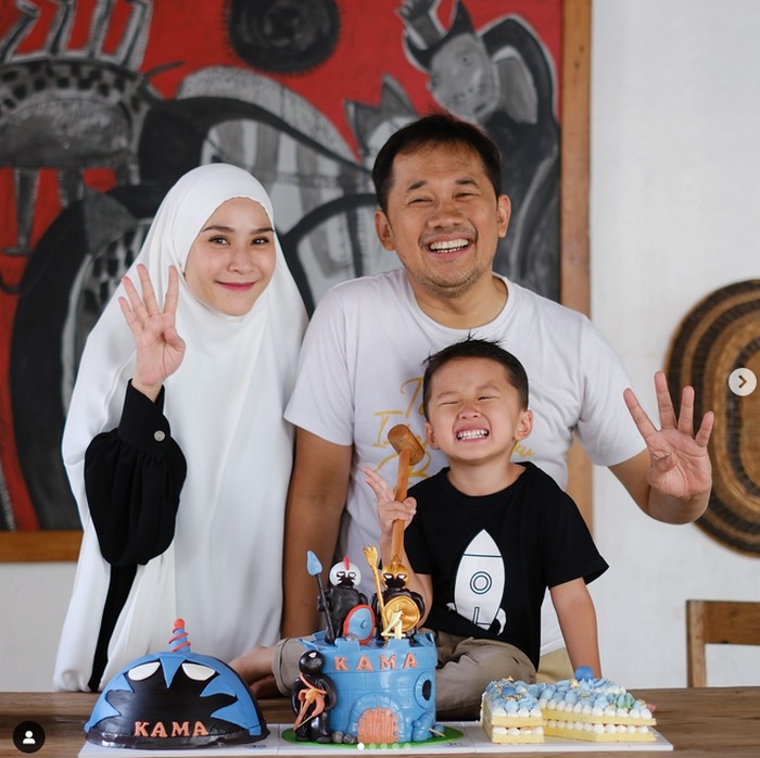 Pose Zaskia Adya Mecca saat Kulineran di Amerika hingga Jepang
