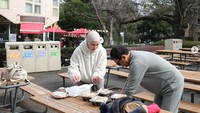 Liburan keluarga ke Jepang, istri dari sutradara Hanung Bramantyo tak gengsi menyiapkan makanan untuk keluarganya di taman. Foto: Instagram @zaskiadyamecca