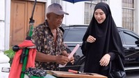 Punya hobi kulneran, Zaskia tak pilih-pilih makanan. Bahkan salah satu jajanan favoritnya ada es jadul yang dibelinya di pinggir jalan. Foto: Instagram @zaskiadyamecca