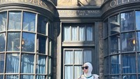 Bersantai di tengah kegiatan liburan di Jepang yang padat, Zaskia nikmati butter beer yang enak di Osaka. Foto: Instagram @zaskiadyamecca