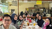 Kulineran bareng Tommy Kurniawan di Bandung, Zaskia bagikan keseruannya saat makan mie ayam bakso yang enak. Foto: Instagram @zaskiadyamecca